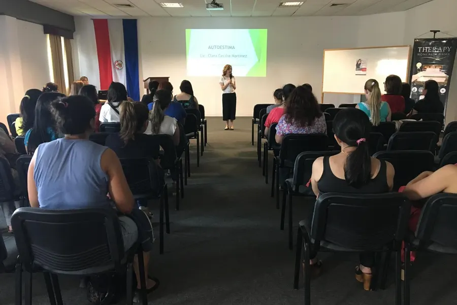 Clara Martínez dictando un taller ante un auditorio completo